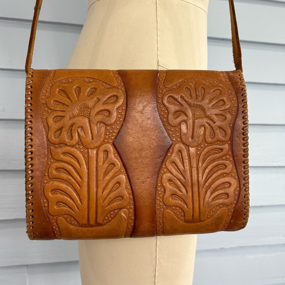 Vintage 70s Floral Tooled Cowhide Leather Crossbody Bag - Picture 3 of 8